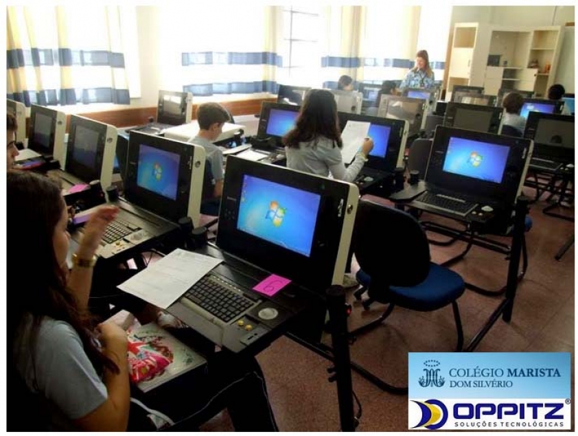 Carreta escola do Senac com Carteiras Informatizadas Desk One