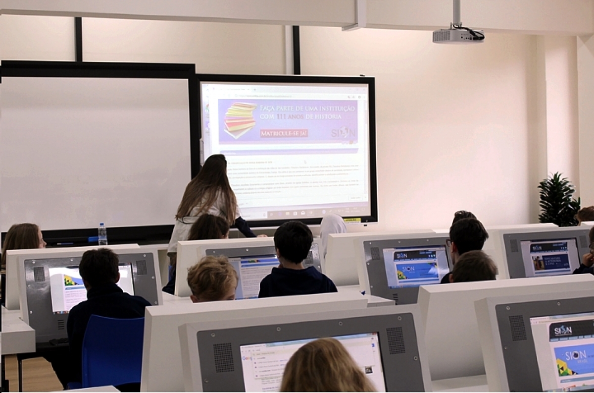 Rec&eacute;m-inaugurada, a Sala Interativa InovaSion j&aacute; est&aacute; em utiliza&ccedil;&atilde;o pelos alunos e o corpo docente do Col&eacute;gio Sion Curitiba, proporcionando o desenvolvimento de habilidades diversas a partir das m&iacute;dias digitais: ambiente m&uacute;ltiplo, que possibilita v&aacute;rias atividades. 
